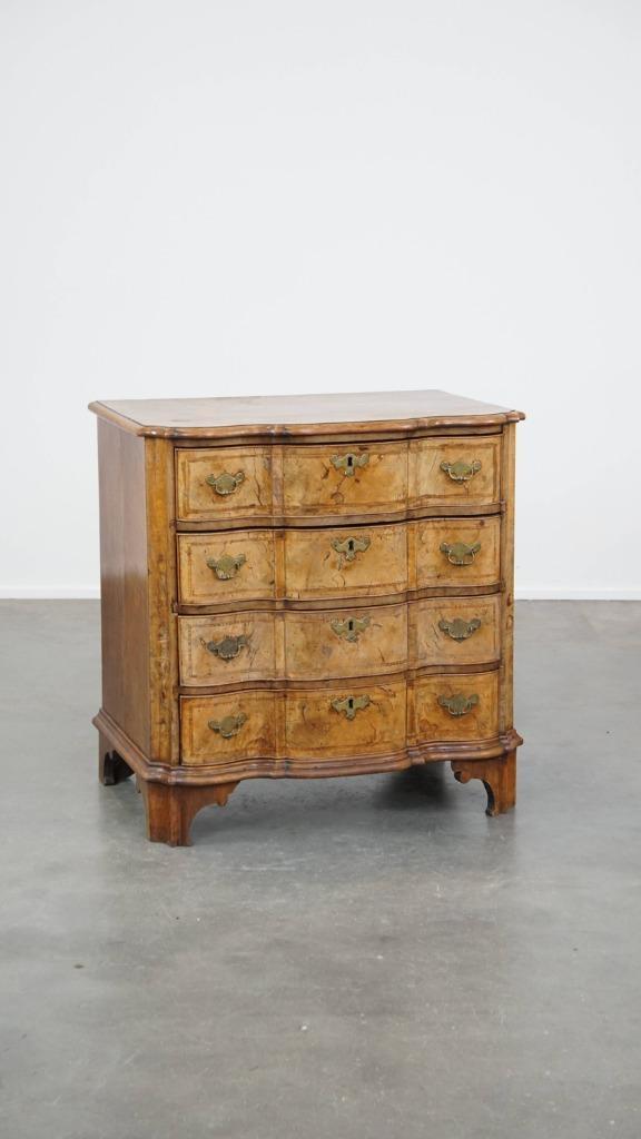 Barokke orgelgebogen wortelnoten houten 18e eeuwse ladekast, Huis en Inrichting, Kasten | Ladekasten, Gebruikt, Minder dan 100 cm