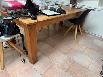 Eettafel zeer robuuste en zwaar. beschikbaar voor biedingen