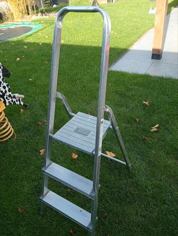 Handige trap met 3 treden beschikbaar voor biedingen