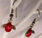 ZILVERKLEURIGE ENGELEN OORBELLEN MET VLEUGELS EN ROOD BUIKJE, Sieraden, Tassen en Uiterlijk, Overige materialen, Hangers, Nieuw