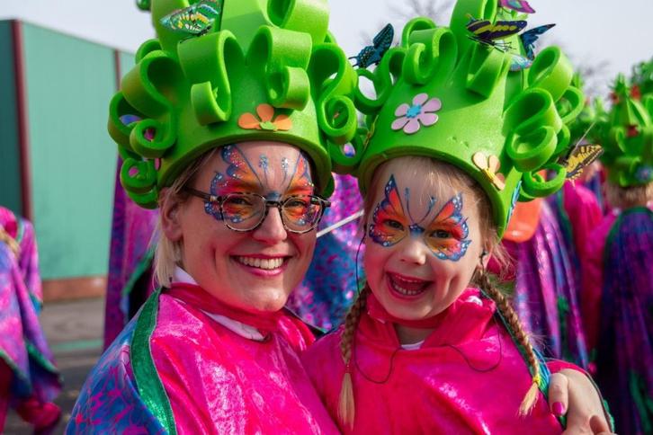 Te koop kleurrijke grote loopgroep VLINDERS, Kleding | Heren, Carnavalskleding en Feestkleding, Zo goed als nieuw, Kleding, Carnaval