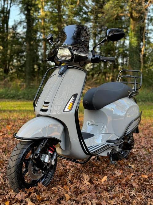 Vespa Bromscooter Sprint 4T - Porsche Kreide Full Option, Fietsen en Brommers, Brommers | Tuning en Styling, Zo goed als nieuw