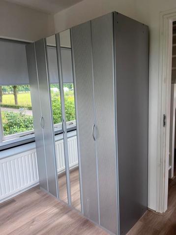Gratis: 3 kleding kasten