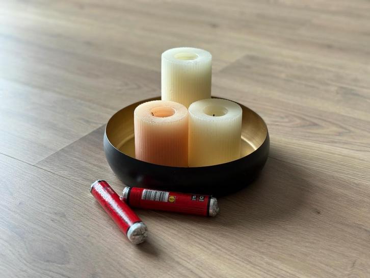 Kaarsen op een schaal en twee rollen hoest bonbons, Huis en Inrichting, Woonaccessoires | Kandelaars en Kaarsen, Gebruikt, Kaars