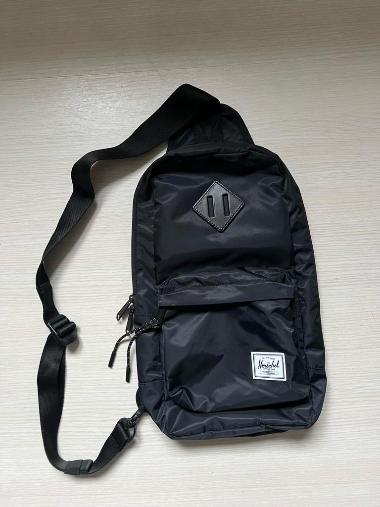 Herschel Heritage shoulder bag / sling bag / crossbody, Ophalen of Verzenden, Zo goed als nieuw, Zwart, Overige merken