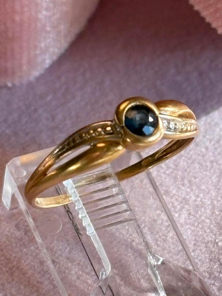 18 karaat gouden ring met saffier en diamanten, Sieraden, Tassen en Uiterlijk, Ringen, Zo goed als nieuw, Dame, Kleiner dan 17