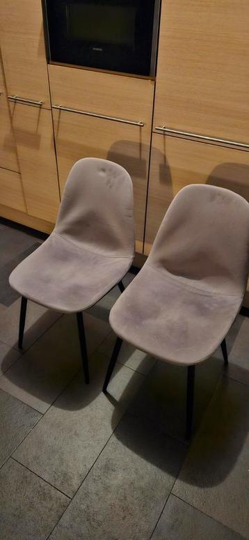 2 Stoelen in goede staat, tientje p.st. beschikbaar voor biedingen