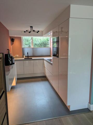 Hoogglans, greeploos zeer nette keuken. 2020 geplaatst beschikbaar voor biedingen