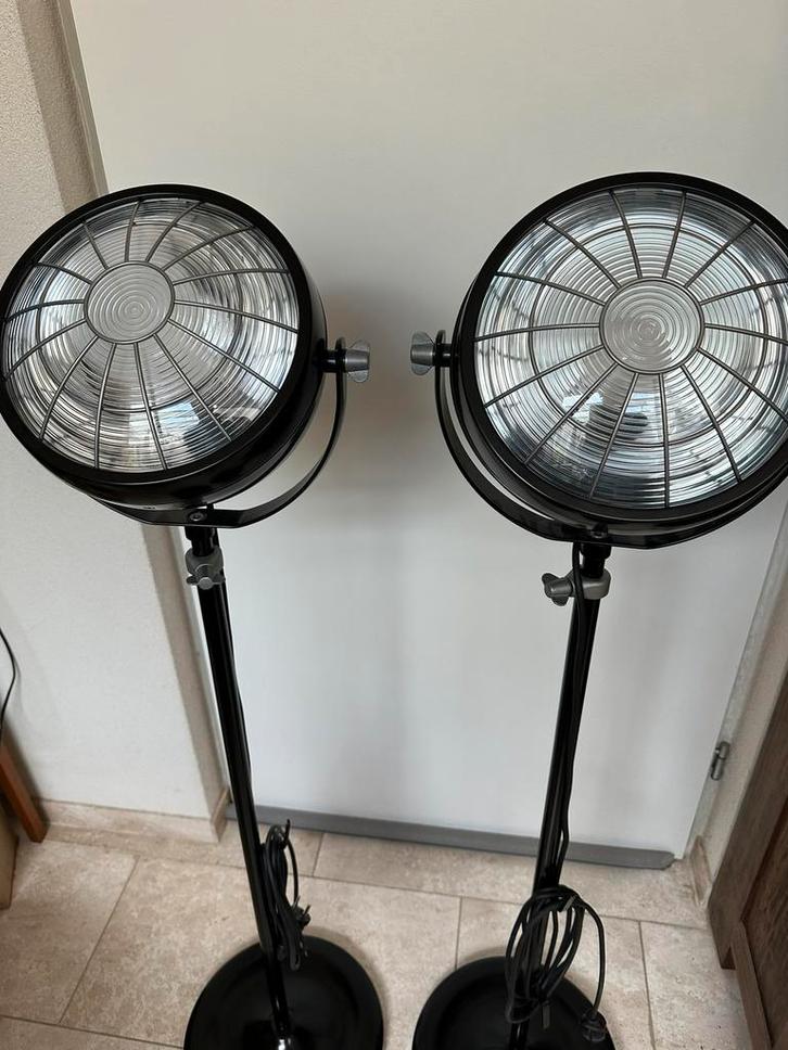 2 mooie zwarte lampen, IKEA Svartnova, uitschuifbaar, Huis en Inrichting, Lampen | Vloerlampen, Zo goed als nieuw, 150 tot 200 cm