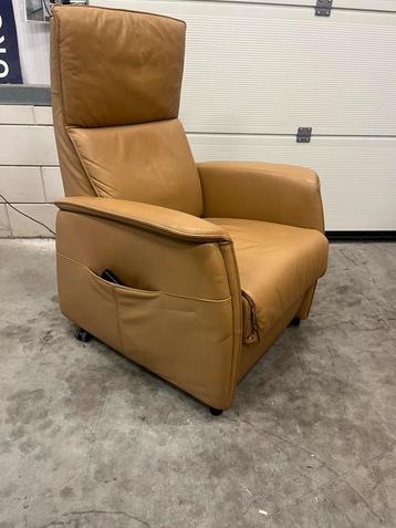 Comfortabele Ciar sta-op-stoel – elektrisch, lichtbruin beschikbaar voor biedingen