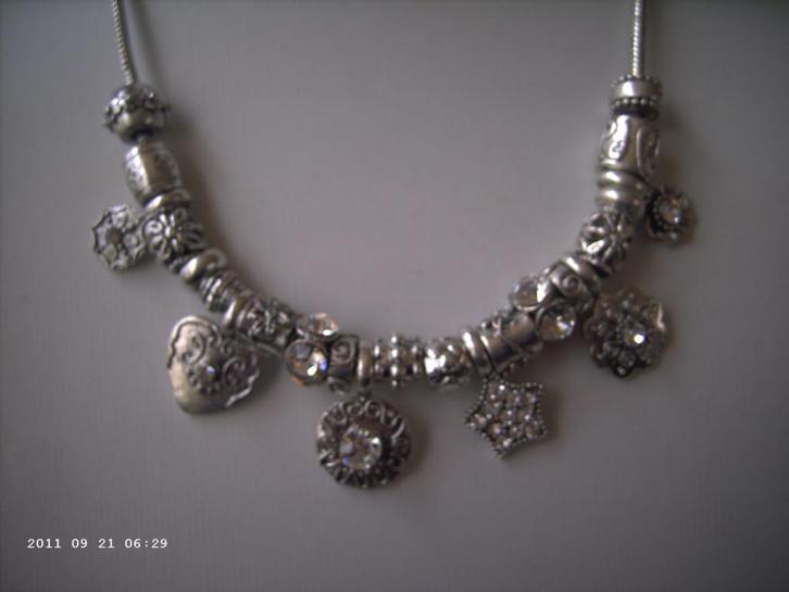 Een mooie Zilverkleurige ketting met Hangers, Sieraden, Tassen en Uiterlijk, Antieke sieraden, Ketting, Overige materialen, Verzenden