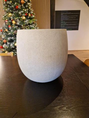 Bloempot - 30 cm hoog beschikbaar voor biedingen