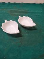 schaaltjes bladeren wit porselein 2 stuks, Antiek en Kunst, Antiek | Servies los, Ophalen of Verzenden