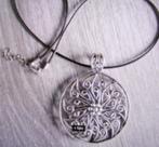 Zilverkleur hanger aan koordketting. 55x65mm, Verzenden, Nieuw, Zilver, Overige materialen