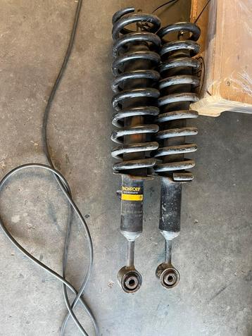 Twee schokdempers, veren en veerblad voor Toyota Hilux Vigo beschikbaar voor biedingen