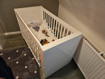 Hoogglans wit baby peuter bedje met matras  beschikbaar voor biedingen