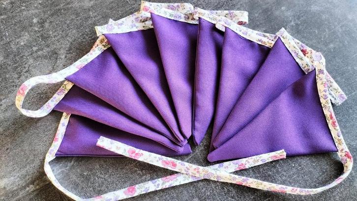 Vlaggenlijntje LIEF PAARS (2.20 m.), Hobby en Vrije tijd, Feestartikelen, Nieuw, Versiering, Overige, Ophalen of Verzenden