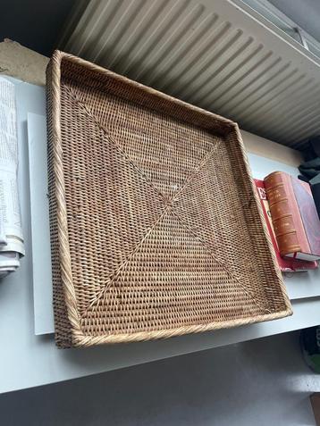 Rieten rotan dienblad of fruitmand 51x51cm. €10 ophalen Nu beschikbaar voor biedingen