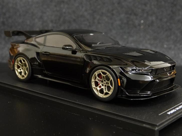 MCG / IXO 1:18 Ford Mustang GTD 2025 zwart, Hobby en Vrije tijd, Modelauto's | 1:18, Nieuw, Auto, Overige merken, Ophalen of Verzenden