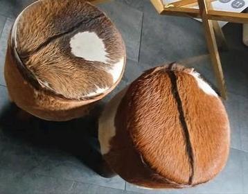 2 Robuuste Lederen Krukjes beschikbaar voor biedingen