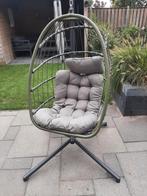 Rotan swing egg hangstoel met standaard., Tuin en Terras, Tuinstoelen, Ophalen, Zo goed als nieuw, Rotan