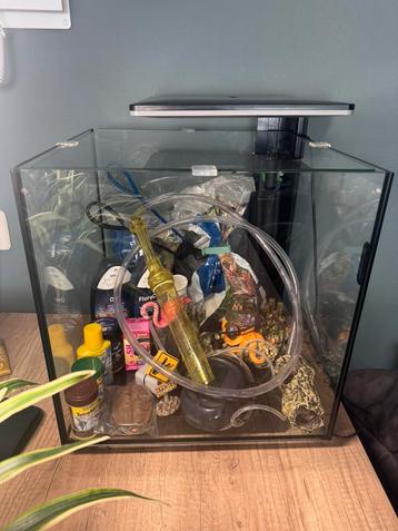Aquarium met verlichting en toebehoren beschikbaar voor biedingen