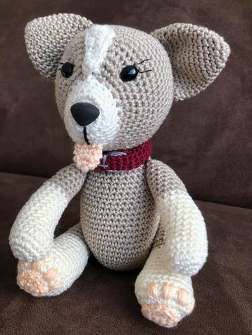 CHIHUAHUA . Met halbandje.  Gehaakt beschikbaar voor biedingen