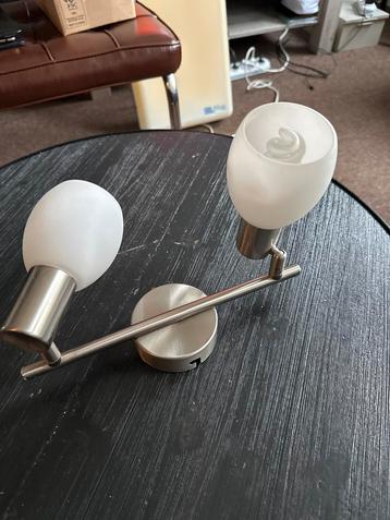 Moderne Wandlamp met Twee Spots beschikbaar voor biedingen