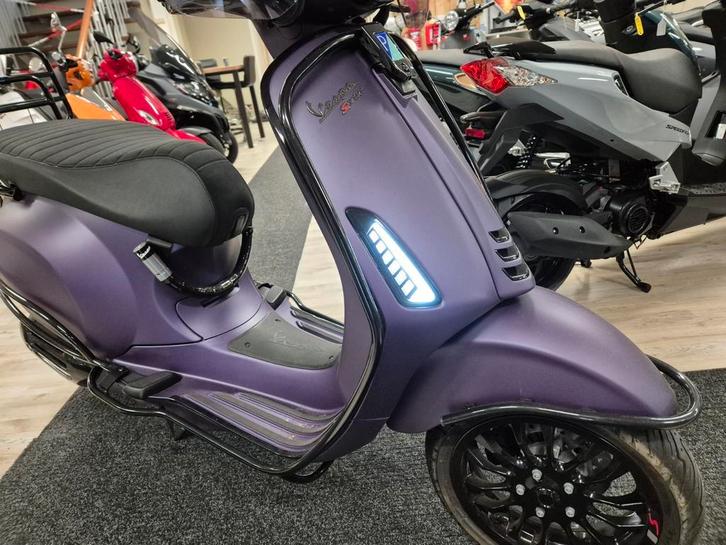 Te koop custum Vespa sprint brom uitvoering., Fietsen en Brommers, Scooters | Vespa, Zo goed als nieuw, Overige modellen, Benzine