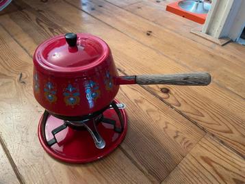 Antieke Rode Fonduepan met Bloemmotief beschikbaar voor biedingen