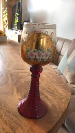 Handbeschilder wijnglas op rode voet, Antiek en Kunst, Antiek | Glas en Kristal, Ophalen of Verzenden