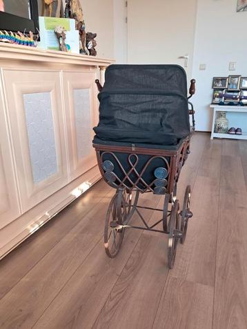 Antieke Wandelwagen beschikbaar voor biedingen