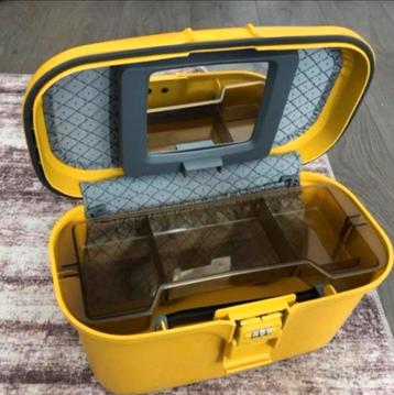 Yellow beautycase met cijferslot beschikbaar voor biedingen