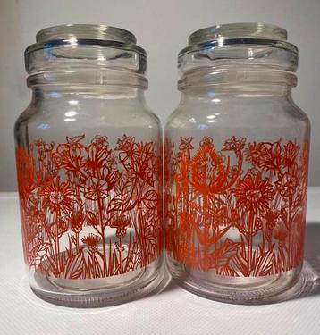 2 Grote glazen stoppotten met rode bloemenprint. H.17 cm. beschikbaar voor biedingen