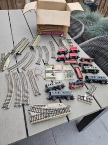 Grote doos vol vintage Märklin treinset HO met lok 3103 beschikbaar voor biedingen