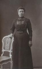 Fotokaart - Deftige dame, Gebruikt, Verzenden, Foto, Klederdracht