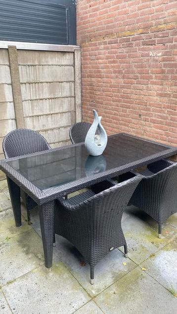 Tuintafel met 4 stoelen beschikbaar voor biedingen
