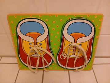 Veters strikken oefenen, houten bord met schoenveters.  beschikbaar voor biedingen