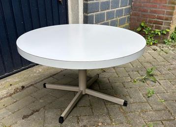 Vintage salon/koffie bijzettafel  beschikbaar voor biedingen