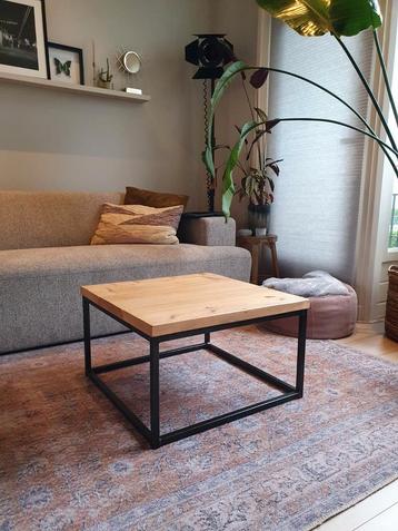 Vierkante industriële salontafel  beschikbaar voor biedingen