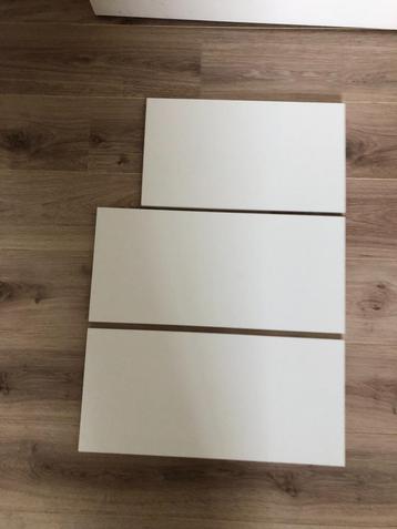 Wit rondom gelamineerd meubelpaneel beschikbaar voor biedingen