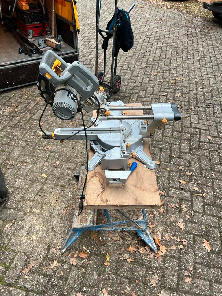 TITAN TTB524MSW Radiaal-Afkortzaag 1800W + Workmate, Doe-het-zelf en Verbouw, Gereedschap | Zaagmachines, Gebruikt, Afkortzaag