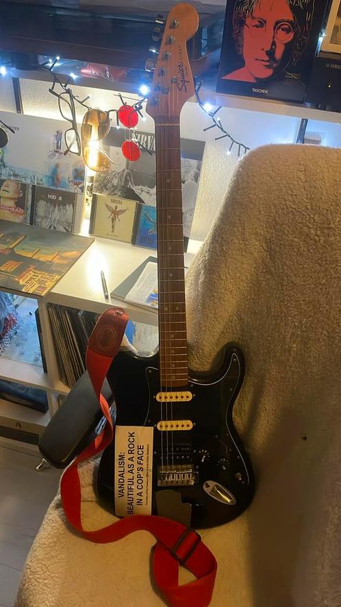 Kurt Cobain vandalism stratocaster (Replica*), Muziek en Instrumenten, Snaarinstrumenten | Gitaren | Elektrisch, Zo goed als nieuw