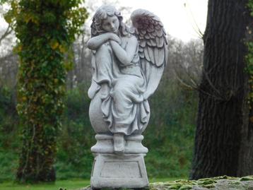 Zittende Engel op Bol - Volledig Steen - Engelsculptuur beschikbaar voor biedingen
