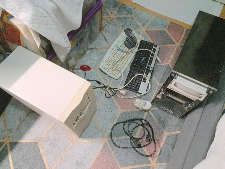 Retro pc's (& onderdelen) [PRIJZEN IN BESCHRIJVING], Computers en Software, Desktop Pc's, Gebruikt, Onbekend, HDD, Met monitor