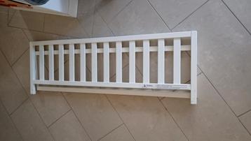 Wit houten stijlvol bedhek, anti-uitvalhekje  beschikbaar voor biedingen