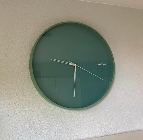 Klok Karlsson Hue groen 40cm, Huis en Inrichting, Woonaccessoires | Klokken, Zo goed als nieuw, Wandklok, Analoog, Ophalen