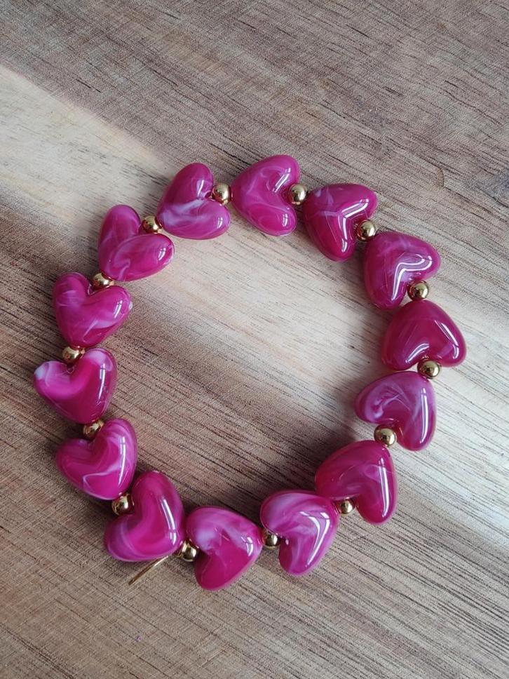 Nieuwe Acryl Armband op Elastiek hart kralen en goud, Sieraden, Tassen en Uiterlijk, Armbanden, Nieuw, Overige materialen, Paars