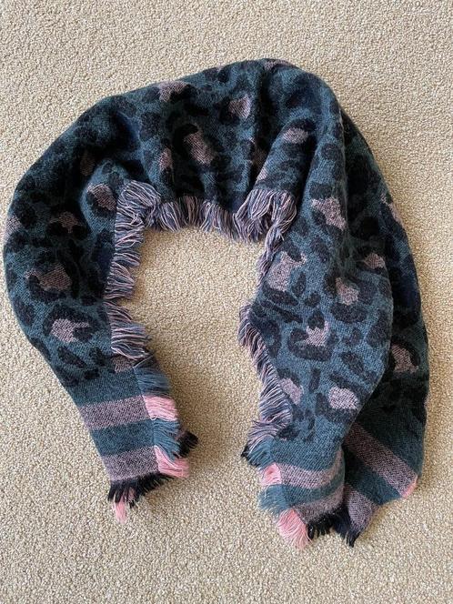 Damessjaal, zgan, Kleding | Dames, Mutsen, Sjaals en Handschoenen, Zo goed als nieuw, Sjaal, Maat 42/44 (L), Verzenden