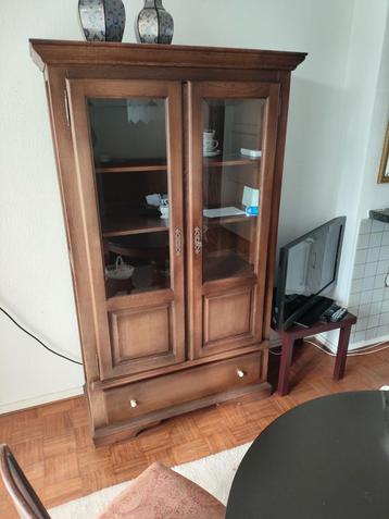 Houten kast met glazen deuren beschikbaar voor biedingen